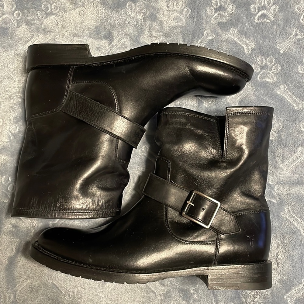 Frye Natalie Engineer Short, Black, size 9M.